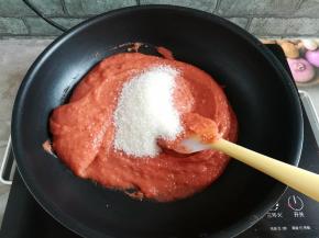 小火加热，100克白砂糖分2次加入果酱泥中