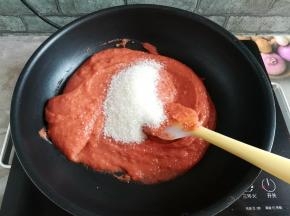 小火加热，100克白砂糖分2次加入果酱泥中