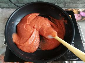 不停的翻拌，防止果酱泥糊底