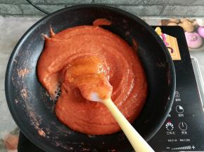 泡好的吉利丁片加到果酱泥中