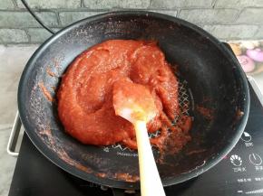 继续翻炒果酱泥，大概一个小时炒到水分蒸发一部分