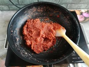 炒到果酱泥明显成团，就可以停火了