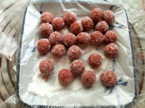 取6-8克的山楂果泥搓圆，裹上糖粉或者很很细的白砂糖