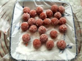取6-8克的山楂果泥搓圆，裹上糖粉或者很很细的白砂糖