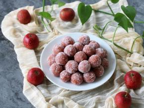 做好的山楂雪丽球可以用罐子装起来保存