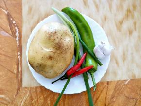 准备土豆，小米椒，青椒，蒜头，葱