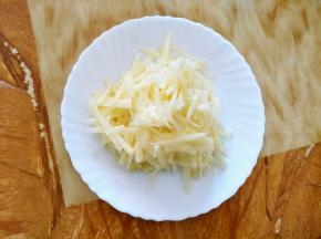 把土豆去皮切丝，