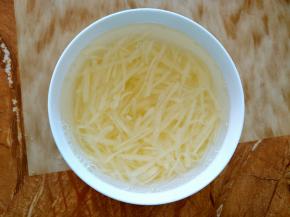 把土豆泡水里。多洗几次。洗掉一些淀粉。