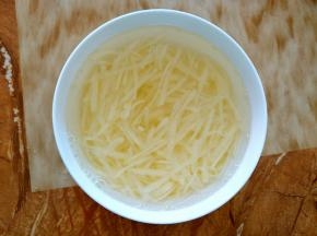 把土豆泡水里。多洗几次。洗掉一些淀粉。