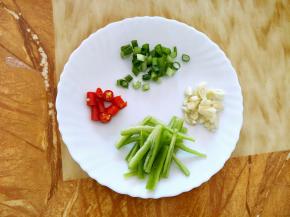 青椒切丝。小米粒切段，切葱花，蒜头切蓉