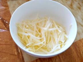 泡好的土豆丝捞起来沥干水