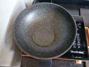 锅里放入适量的花生油，我用的这款麦饭石不粘炒锅。。不仅好用还颜值高