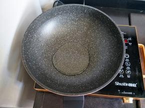 锅里放入适量的花生油，我用的这款麦饭石不粘炒锅。。不仅好用还颜值高
