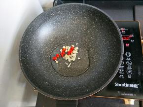 油热倒入小米椒跟蒜蓉爆香。