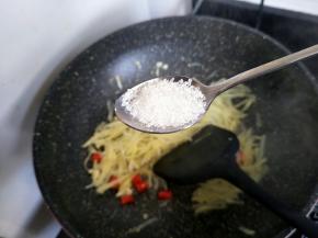 来适量的盐调味