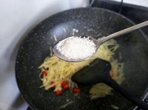 来适量的盐调味