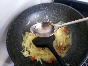 适量的白醋，我就喜欢酸点。就放了超多的醋