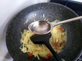 适量的白醋，我就喜欢酸点。就放了超多的醋