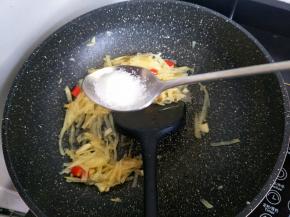 适量的盐！然后翻炒均匀。