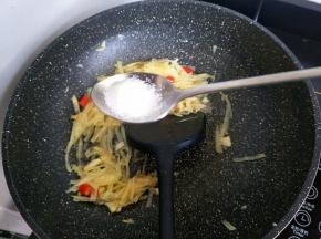 适量的盐！然后翻炒均匀。