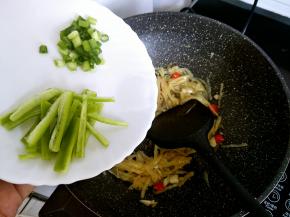 最后倒入葱花跟青椒丝