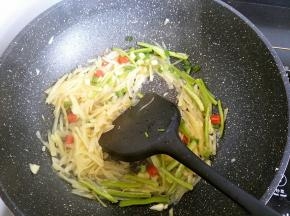 再一起翻炒，红红绿绿的，颜色是不是很好看啊