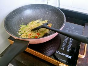 最后炒到土豆断生就可以上盘了。