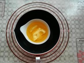 用小奶锅隔热融化黄油备用