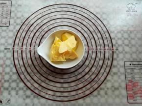 黄油切成小块备用