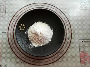 低筋面粉和泡打粉混合过筛