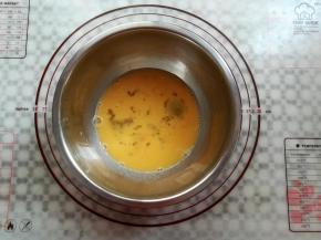 鸡蛋打散，不用打发