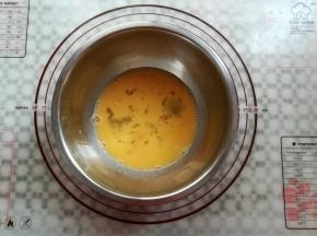 鸡蛋打散，不用打发