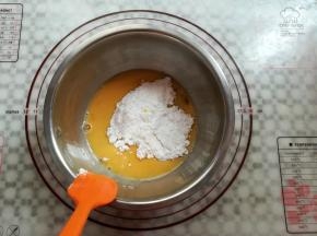 蛋液里加入糖粉，慢慢的混合均匀