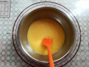 加入融化好的黄油搅拌均匀