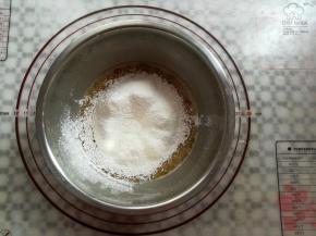 加入过筛好的面粉，混合到没有颗粒物的状态