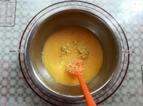 加入柠檬皮屑混合均匀