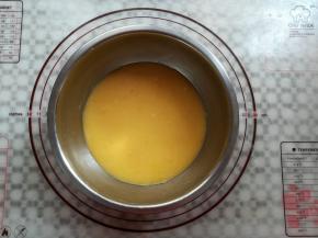 混合好的面糊放入冰箱静置冷藏1个小时