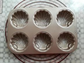 在模具里抹少量的黄油，筛一层薄薄的面粉，学厨的模具可以省略这个步骤，为了方便大家看，还是在这一步做了抹油和撒粉