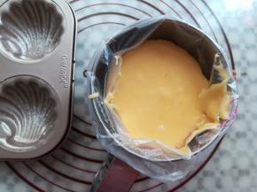 把静置好的面糊倒入裱花袋里