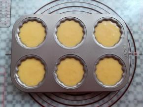 面糊挤到模具的八分满，同时预热烤箱