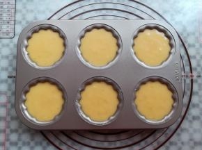 面糊挤到模具的八分满，同时预热烤箱