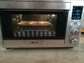 模具放入东菱岩烤箱中层，上火160度，下火170度烤20分钟