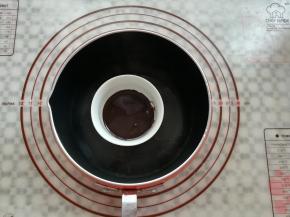 巧克力酱用温水保持融化状态