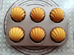 蛋糕烤熟后取出脱模放凉