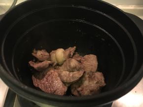 食用油、蒜头、百里香放进去
