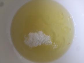 蛋清中加入20克白砂糖