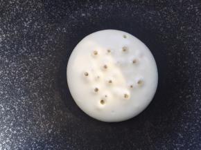 小火煎至表面出现气泡即可翻面