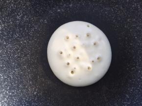 小火煎至表面出现气泡即可翻面