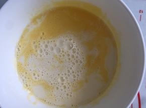 加入牛奶继续搅拌均匀