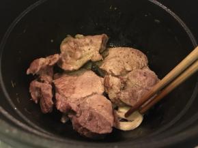 大火，用筷子稍作翻动，把蒜头煎干肉煎上色